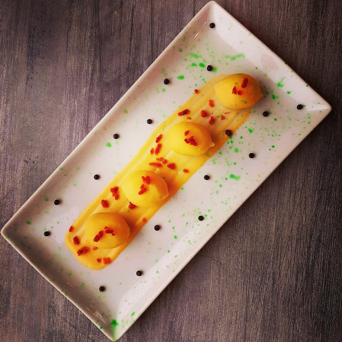 Gnocchi ripieni, zabaione salato, polvere di pancetta e sfere di Aceto Balsamico