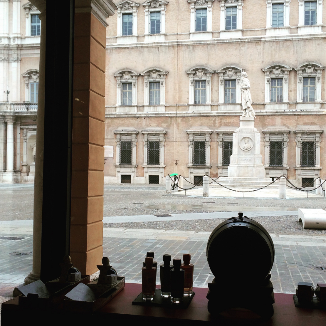 Film su Ferrari: riprese anche in Piazza Roma davanti allo showroom Acetaia Malpighi