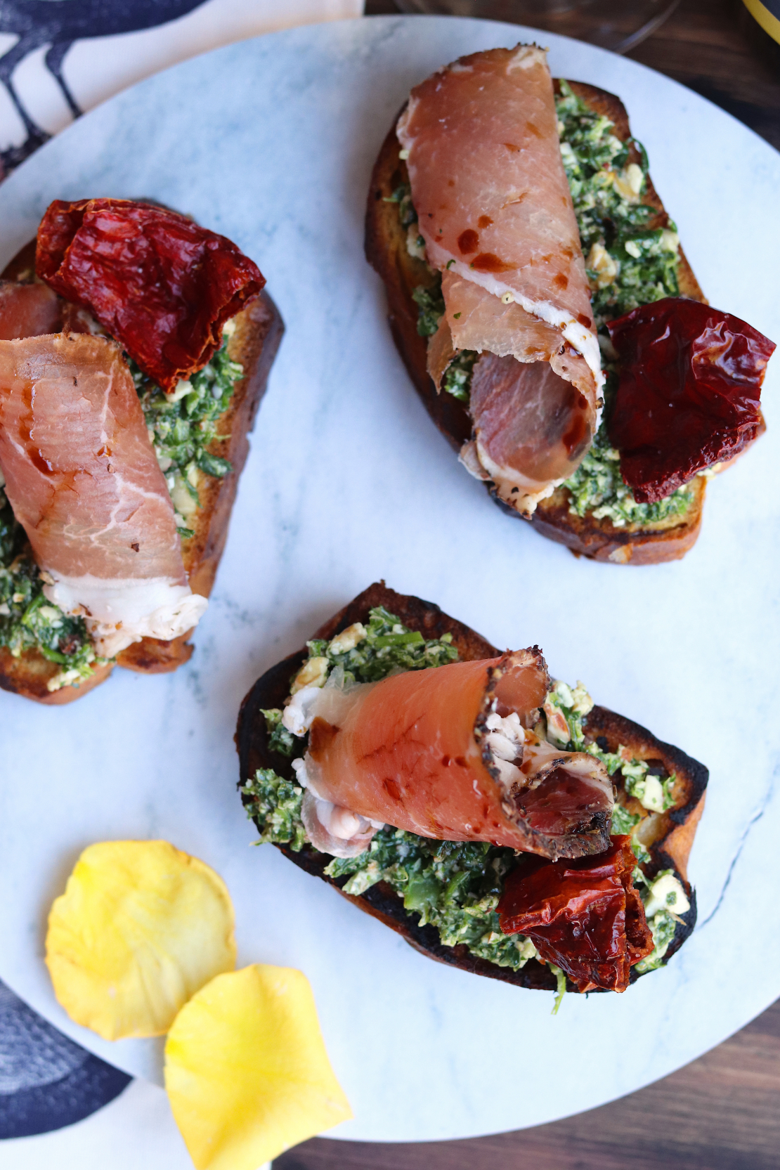 Bruschetta semidolce con lonzino di maiale e pesto di cime di rapa