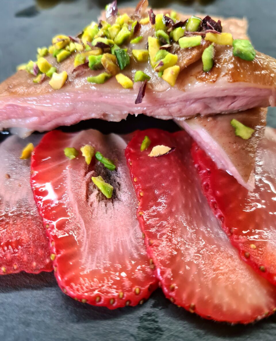 Pancia di agnello con fragole scottate, pistacchi tritati e Acino Bianco